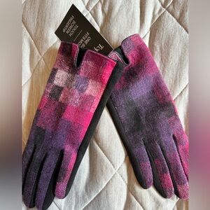 BNWT fall/winter woman’s gloves. Touch screen fingertips! Pink and Black colors
